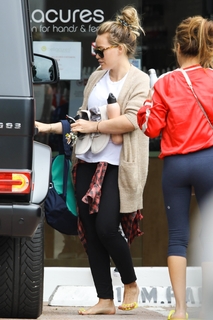 Hilary Duff feet photo thumbnail