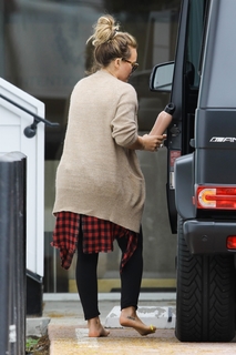 Hilary Duff feet photo thumbnail