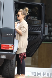 Hilary Duff feet photo thumbnail