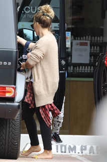 Hilary Duff feet photo thumbnail