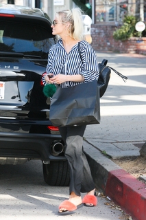 Ashlee Simpson feet photo thumbnail