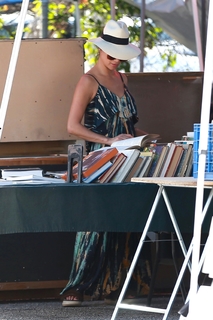 Nicole Scherzinger feet photo thumbnail