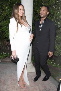 Chrissy Teigen feet photo thumbnail