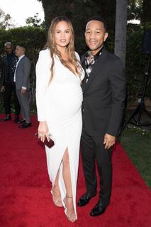 Chrissy Teigen feet photo thumbnail