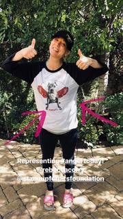 Kaley Cuoco feet photo thumbnail