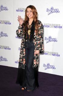 Miley Cyrus feet photo thumbnail