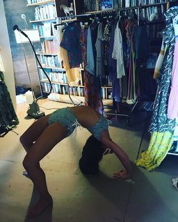 Evangeline Lilly feet photo thumbnail