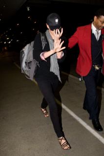 Charlize Theron feet photo thumbnail