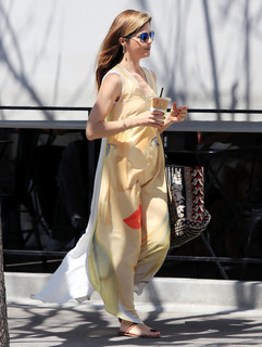 Selma Blair feet photo thumbnail