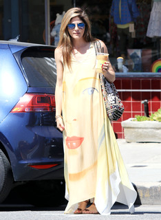Selma Blair feet photo thumbnail