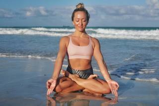 Kino MacGregor feet photo thumbnail