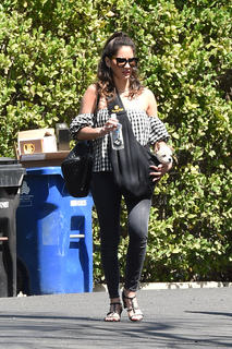 Olivia Munn feet photo thumbnail
