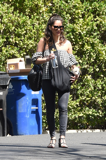 Olivia Munn feet photo thumbnail