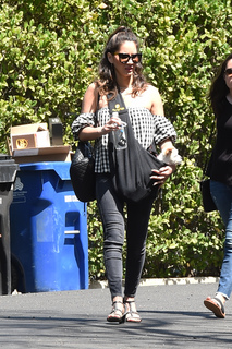 Olivia Munn feet photo thumbnail
