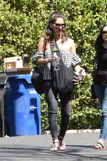 Olivia Munn feet photo thumbnail