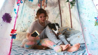 Bella Thorne feet photo thumbnail