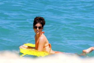Kate Beckinsale feet photo thumbnail