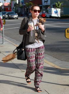 Miley Cyrus feet photo thumbnail