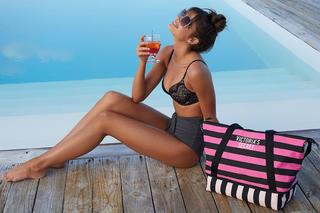 Taylor Hill feet photo thumbnail