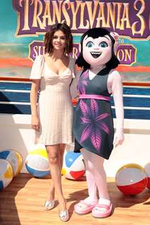 Selena Gomez feet photo thumbnail