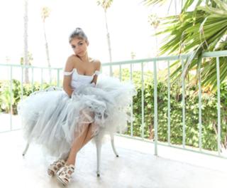 Sarah Hyland feet photo thumbnail