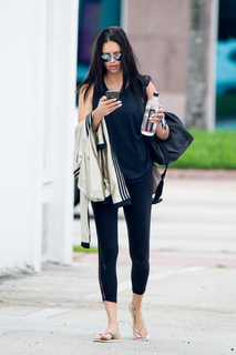 Adriana Lima feet photo thumbnail