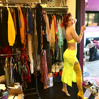 Bella Thorne feet photo thumbnail