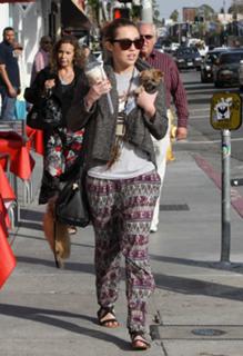 Miley Cyrus feet photo thumbnail