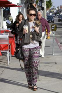 Miley Cyrus feet photo thumbnail