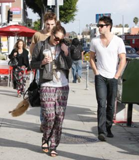 Miley Cyrus feet photo thumbnail