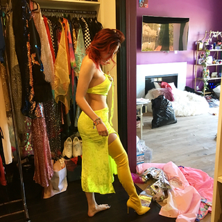 Bella Thorne feet photo thumbnail