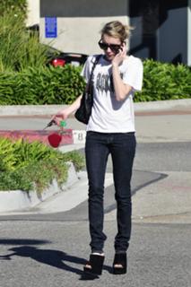 Emma Roberts feet photo thumbnail