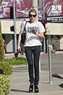 Emma Roberts feet photo thumbnail