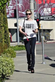 Emma Roberts feet photo thumbnail