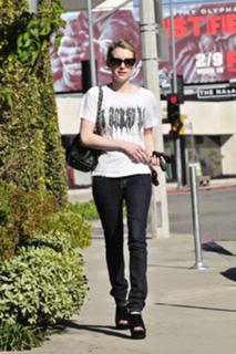 Emma Roberts feet photo thumbnail