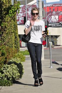 Emma Roberts feet photo thumbnail