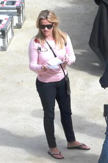 Reese Witherspoon feet photo thumbnail