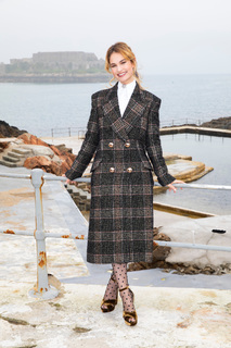 Lily James feet photo thumbnail