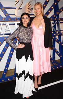 Morena Baccarin feet photo thumbnail