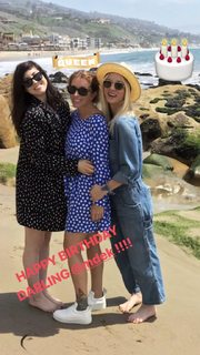 Kaley Cuoco feet photo thumbnail