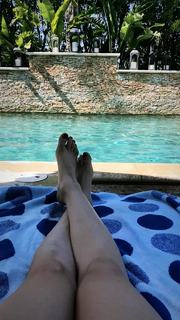 Kaley Cuoco feet photo thumbnail