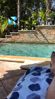 Kaley Cuoco feet photo thumbnail