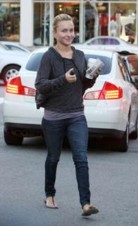 Hayden Panettiere feet photo thumbnail