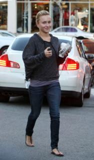 Hayden Panettiere feet photo thumbnail