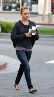 Hayden Panettiere feet photo thumbnail