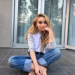 Sabrina Carpenter feet photo thumbnail