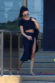 Isis Valverde feet photo thumbnail