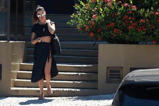 Isis Valverde feet photo thumbnail