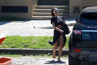 Isis Valverde feet photo thumbnail