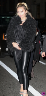 Miley Cyrus feet photo thumbnail